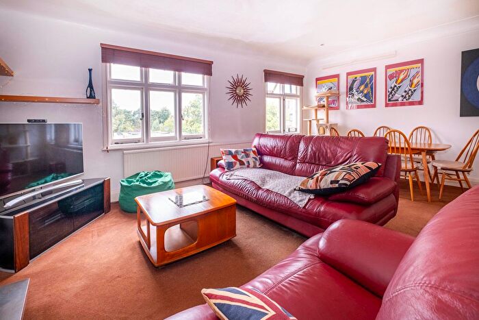 2 Bedroom Flat For Sale In Ridgway, London, SW19