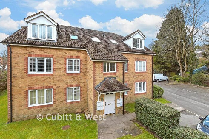2 Bedroom Flat For Sale In Aspen Vale, Whyteleafe, Surrey, CR3