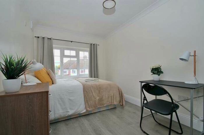 Flat To Rent In Carlisle Avenue, London, W3