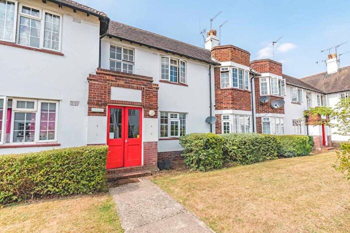 2 Bedroom Flat For Sale In Buckfield Court, Bathurst Walk, Richings Park, SL0