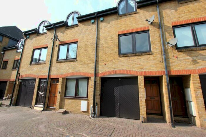 3 Bedroom Town House To Rent In Fowey Close, Wapping, London, E1W