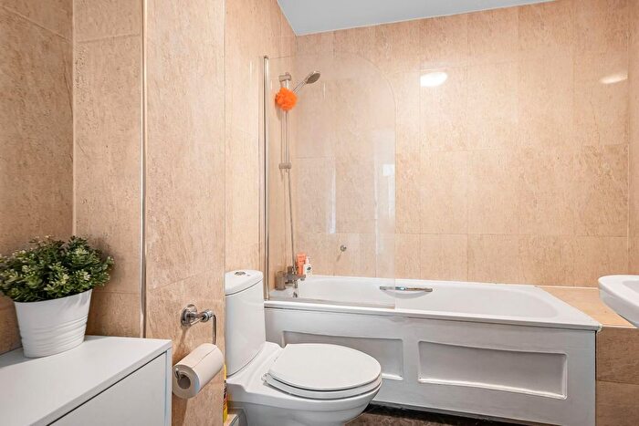 2 Bedroom Flat For Sale In Endwell Road, London, SE4