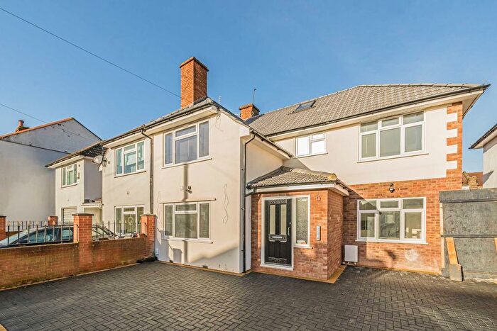 Studio To Rent In Wellington Avenue, Hounslow, TW3