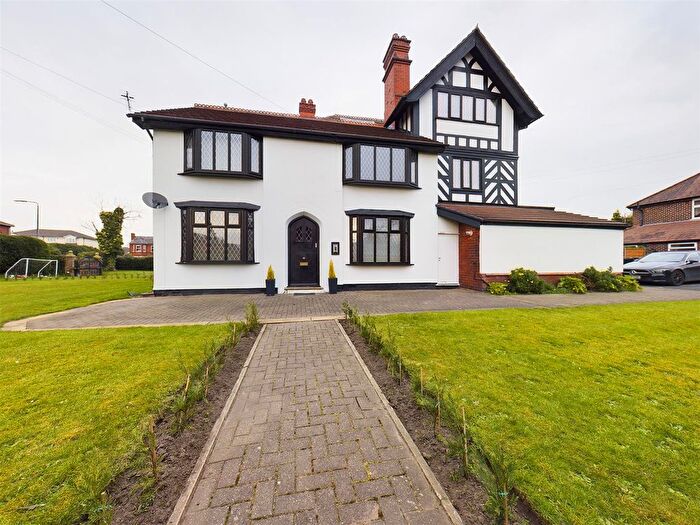 2 Bedroom Flat To Rent In The Grange, Grange Avenue, Flixton, Manchester, M41