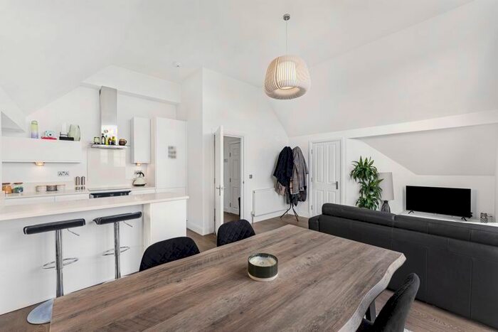 2 Bedroom Flat To Rent In Willenhall Lodge, Great North Road, New Barnet, EN5