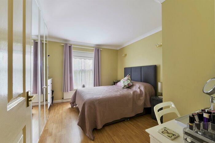 1 Bedroom Flat To Rent In Meade Court, Walton On The Hill, Tadworth, KT20