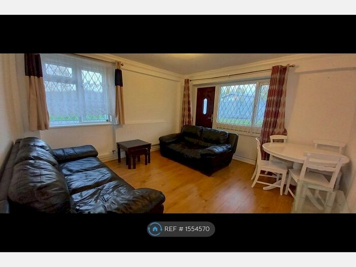 2 Bedroom Flat To Rent In Thealby Close, Leeds, LS9