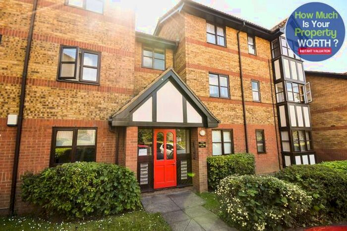 2 Bedroom Flat To Rent In Redwood Grove, Bedford, MK42