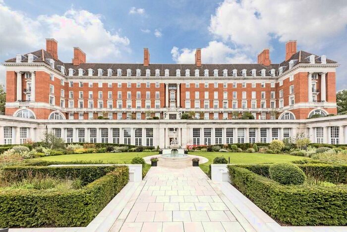 1 Bedroom Flat To Rent In Royal Star And Garter, Richmond, TW10