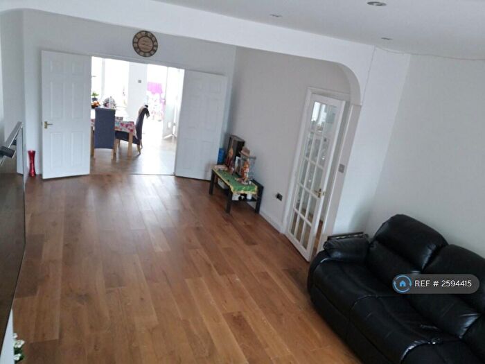 3 Bedroom Semi-Detached House To Rent In Shrivenham Road, Swindon, SN1