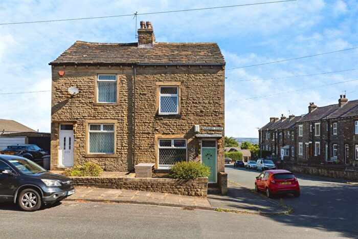 3 Bedroom Semi-Detached House For Sale In Carnaby Road, Bradford, BD7