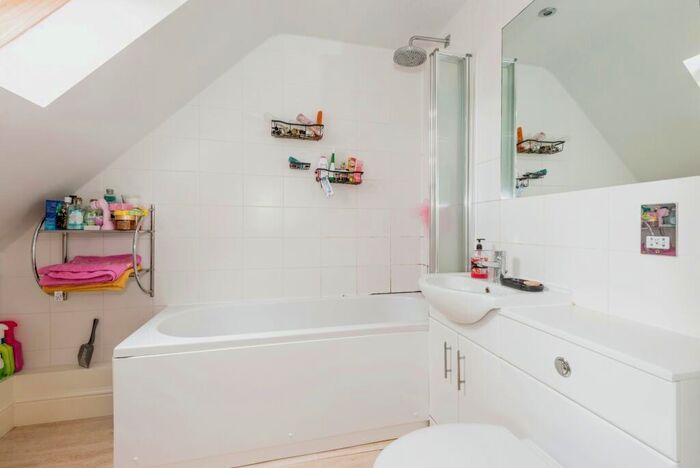 1 Bedroom Flat For Sale In High Street, Leatherhead, Surrey, KT22