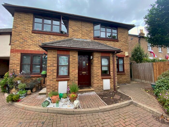 1 Bedroom Maisonette To Rent In Trevera Court, Ware Road, Hoddesdon, EN11