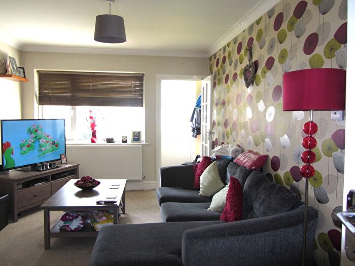 2 Bedroom Maisonette To Rent In Beech Grove, Addlestone, KT15