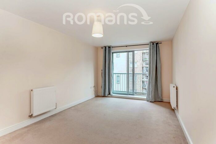 2 Bedroom Flat To Rent In Coombe Way, GU14