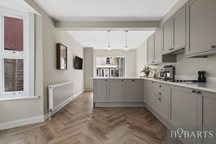 3 Bedroom Terraced House For Sale In Whittington Road, Bowes Park, N22