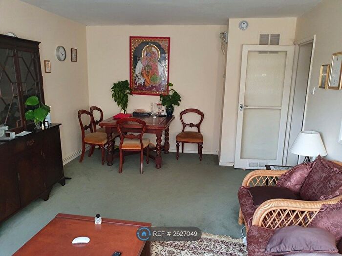 2 Bedroom Flat To Rent In Christchurch Park, Sutton, SM2