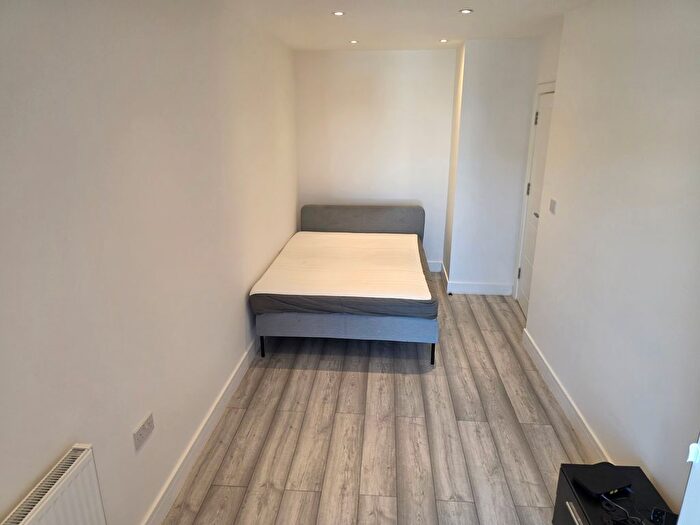 1 Bedroom Flat To Rent In High Street, Hounslow, TW3