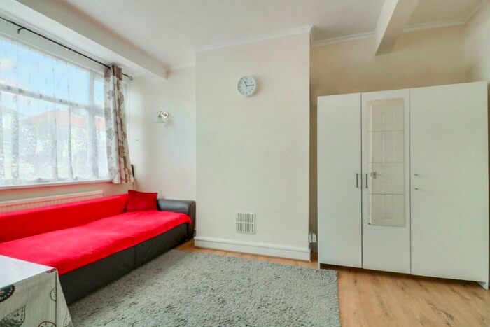 3 Bedroom End Of Terrace House To Rent In Reynolds Drive, Edgware, HA8