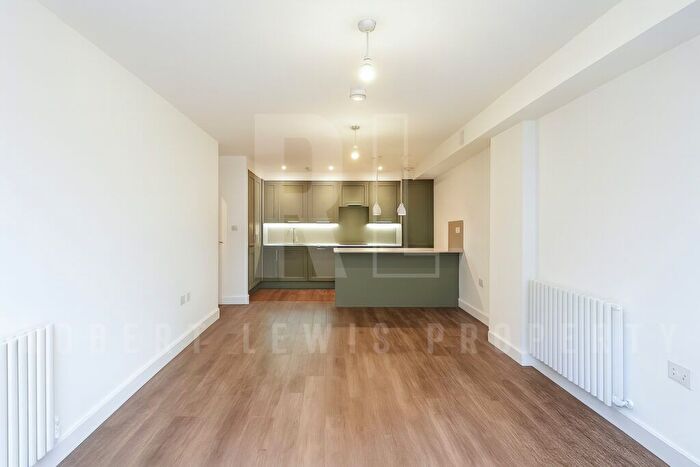 4 Bedroom Flat To Rent In Donovan Avenue, London, N10