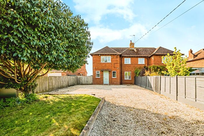 3 Bedroom Semi-Detached House For Sale In Buckingham Road, Aylesbury, HP18