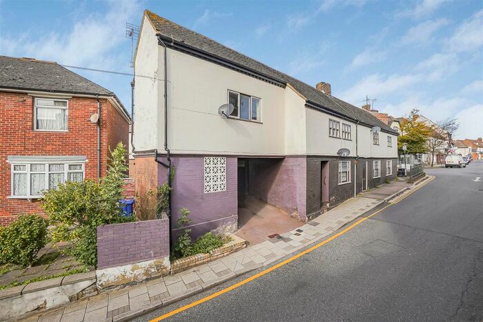 2 Bedroom Flat To Rent In High Street, Milton Regis, Sittingbourne, ME10