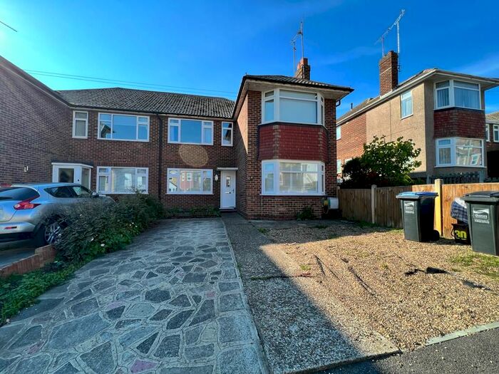 2 Bedroom Flat To Rent In West Cliff Road, Broadstairs, CT10