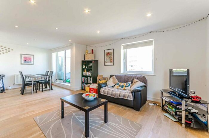 3 Bedroom Flat To Rent In Wards Wharf Approach, Silvertown, London, E16