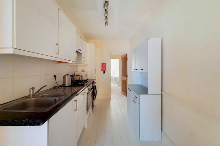 4 Bedroom Flat To Rent In Collingham Place, Earls Court, London, SW5