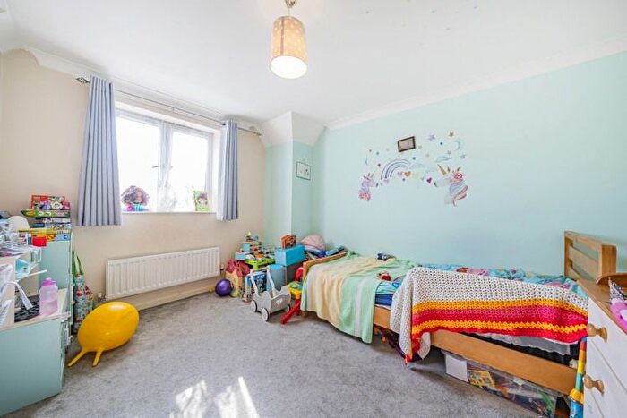 2 Bedroom Flat For Sale In Engineers Court, Reading, Berkshire, RG2