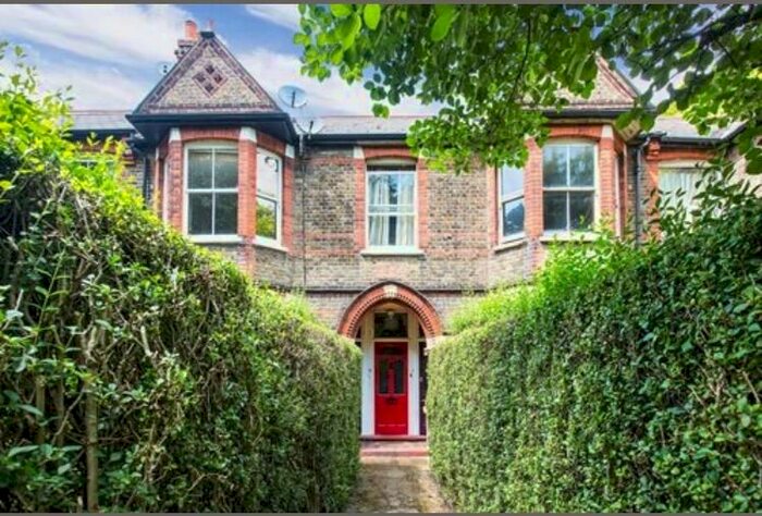 2 Bedroom Flat To Rent In Newton Avenue, London, W3