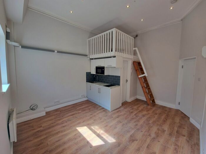 Studio To Rent In Blythe Road, Sheperds Bush, London, W14