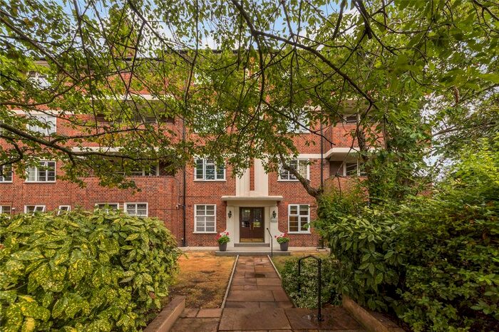 2 Bedroom Flat To Rent In Sheen Court, Richmond, Surrey, TW10