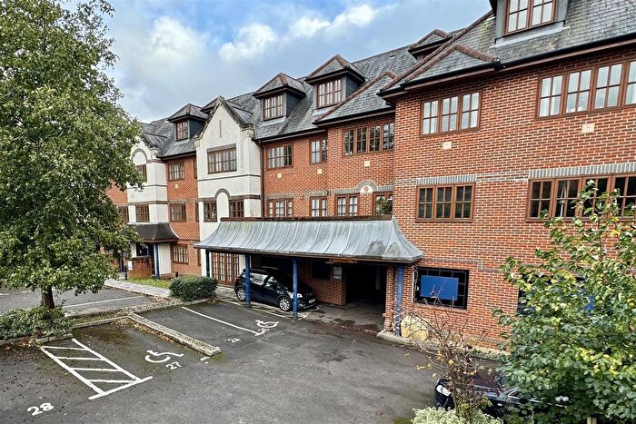 2 Bedroom Flat For Sale In Kings Road, Farncombe, Godalming, GU7