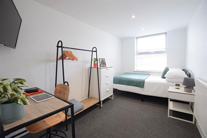 6 Bedroom Terraced House To Rent In Claremont Street - Six Bedroom Modern Student House- /, LN2