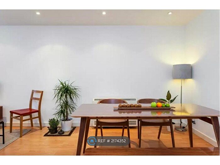 2 Bedroom Flat To Rent In Courtenay House, London, SW2