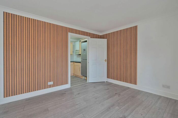 2 Bedroom Flat To Rent In Culmington Road, Ealing, London, W13