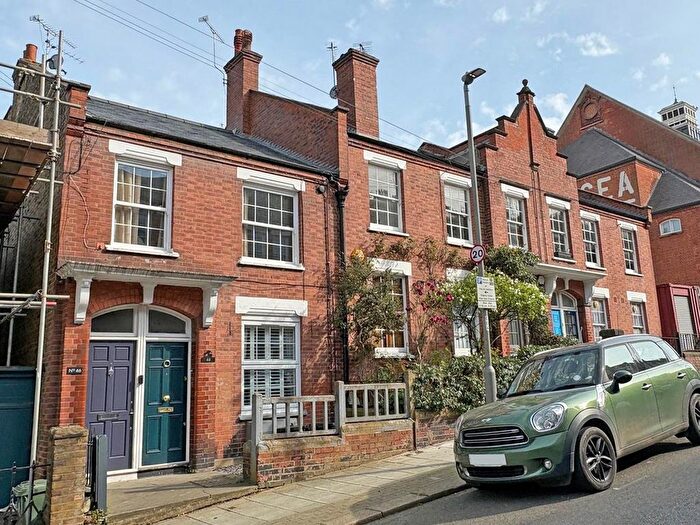 1 Bedroom Flat For Sale In Theatre Street, London, SW11