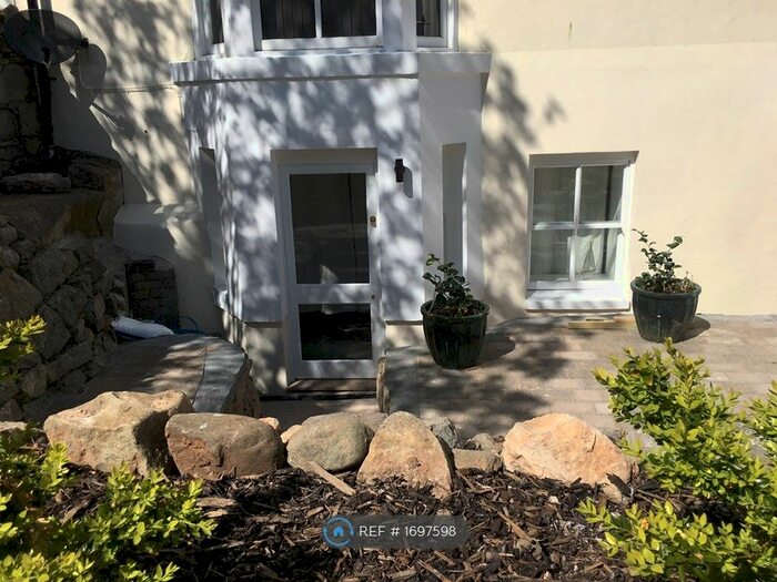 2 Bedroom Flat To Rent In Georgian House, Llandudno, LL30