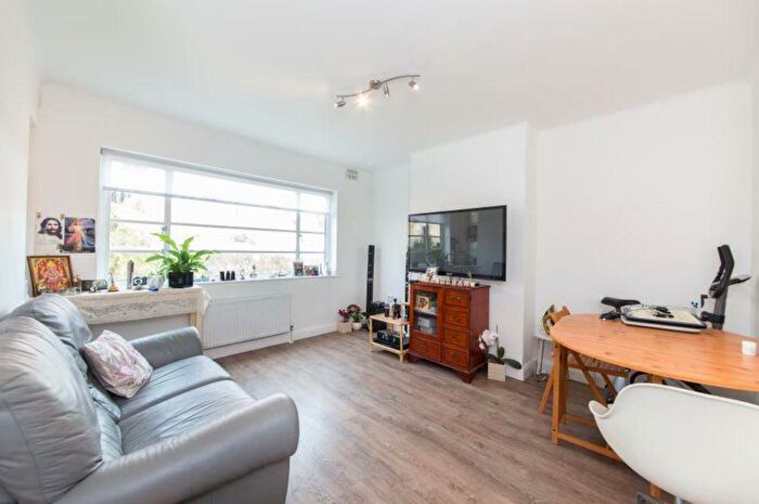 2 Bedroom Flat To Rent In Denison Close, N2