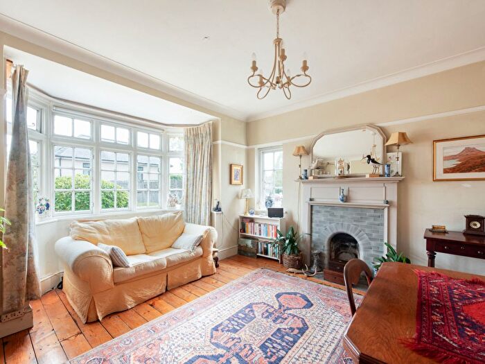 4 Bedroom Semi-Detached House For Sale In Hendon Park, London, NW4