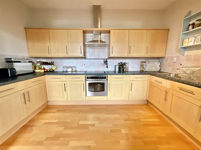 2 Bedroom Flat For Sale In Prince Of Wales Terrace, Scarborough, YO11