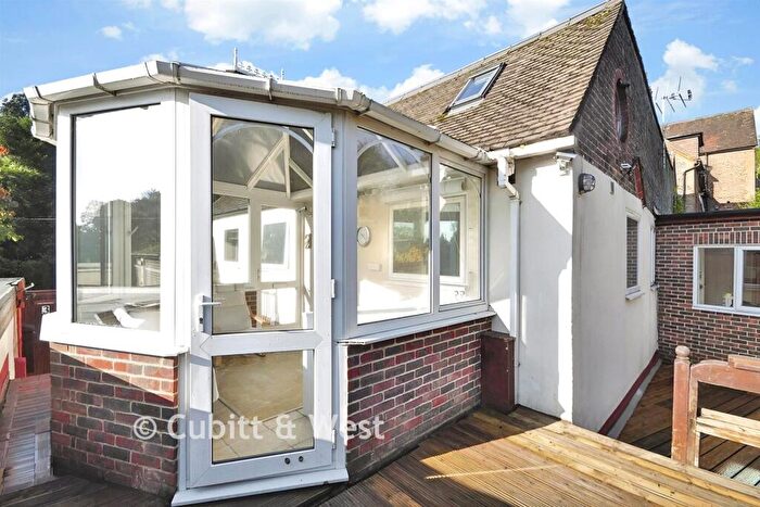 2 Bedroom Chalet For Sale In Laglands Close, Reigate, Surrey, RH2