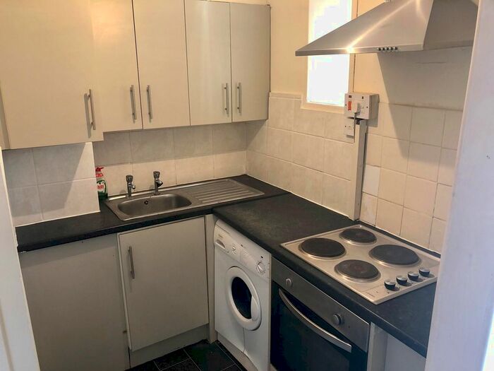 1 Bedroom Flat To Rent In Newport Road, Roath, Cardiff, CF24