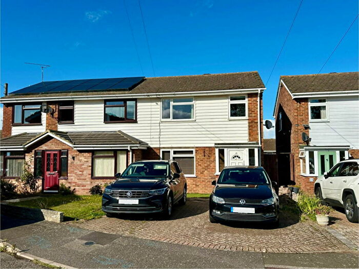 3 Bedroom Semi-Detached House For Sale In Moor Park Close, Rainham, Gillingham, ME8