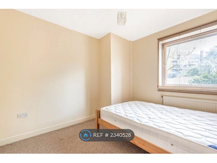 2 Bedroom Flat To Rent In Dryden Court, London, SE11