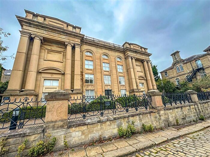 2 Bedroom Penthouse For Sale In Highfields Road, Huddersfield, HD1