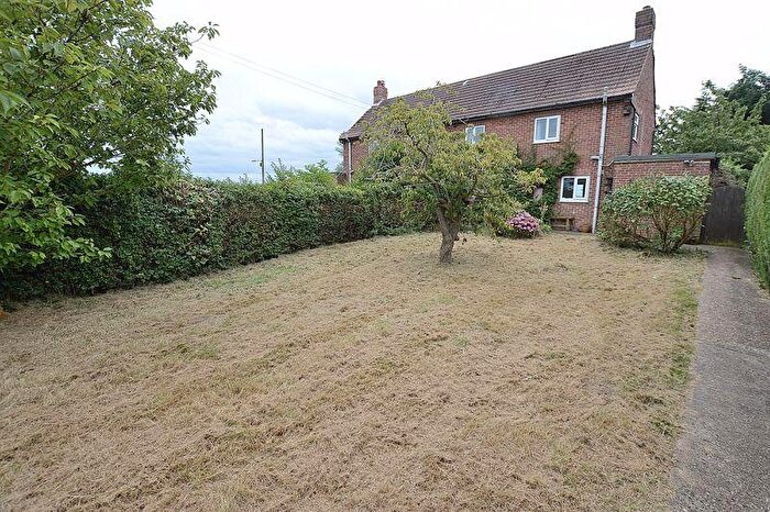 3 Bedroom Semi-Detached House For Sale In New Road, Martin Dales, LN10