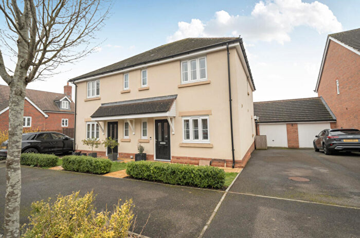 3 Bedroom Semi Detached House For Sale In Rowden Way, Alton, Hampshire, GU34