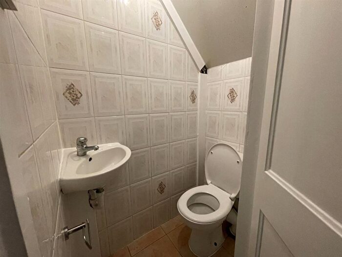 3 Bedroom Flat To Rent In Montague Road, Hounslow, TW3